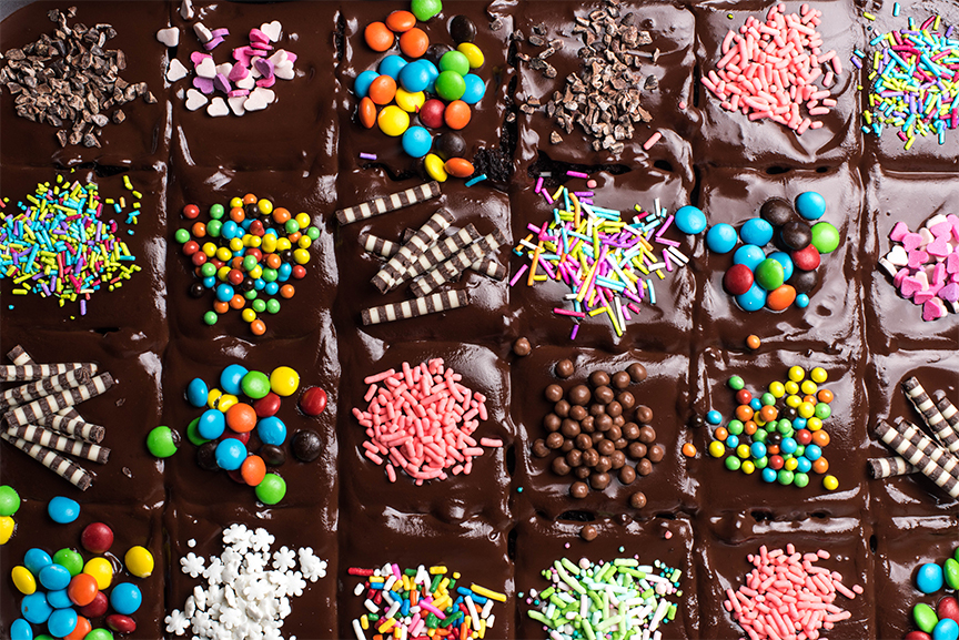 עוגת שוקולד קוביות בציפוי שוקולד וסוכריות