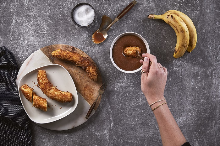 בננה מטוגנת בפירורי פנקו עם רוטב טופי קוקוס