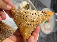 בורקס דפי אורז במילוי גבינות, פטריות ובצל