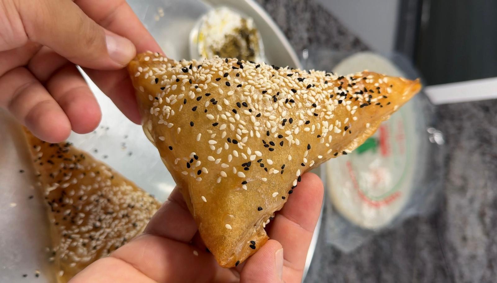 בורקס דפי אורז במילוי גבינות, פטריות ובצל