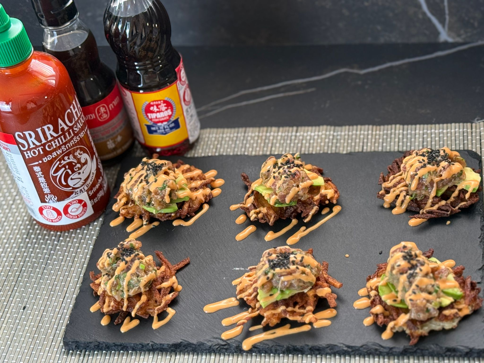 לביבות תפוחי אדמה עם טרטר ספייסי טונה