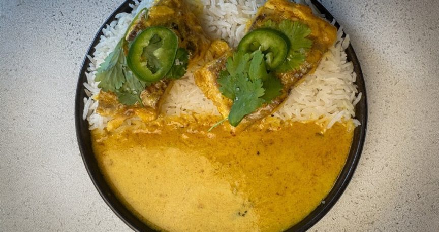 דג בקארי צהוב וקרם קוקוס