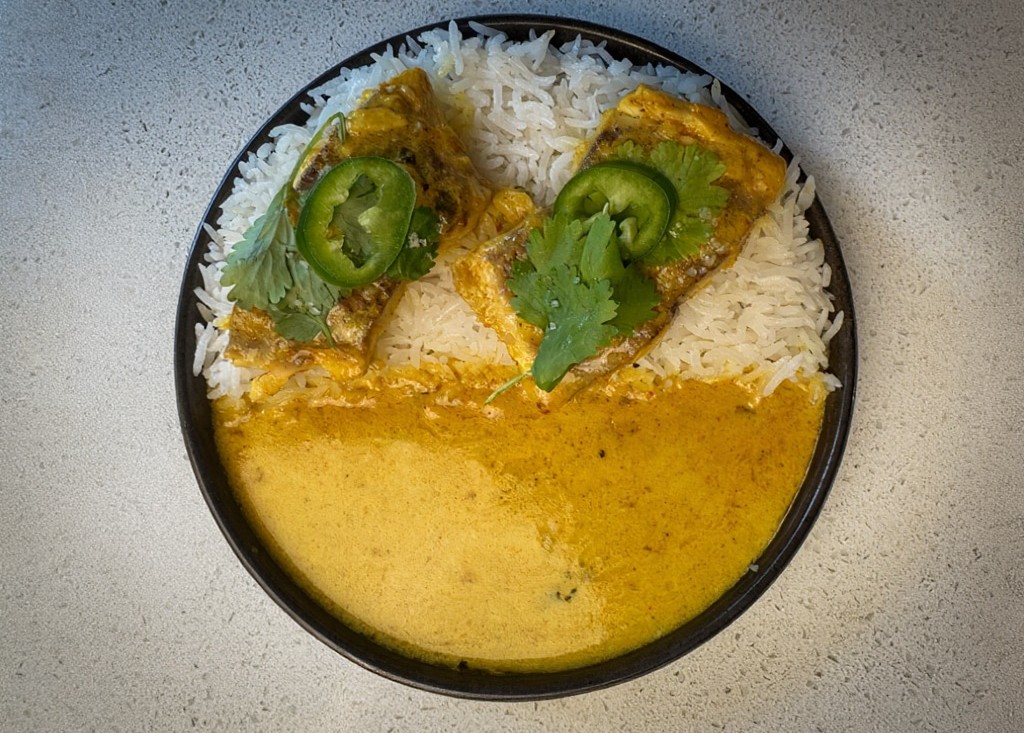 דג בקארי צהוב וקרם קוקוס