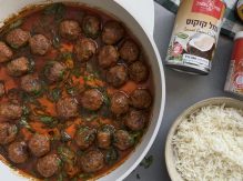 קציצות בשר תאילנדיות עם קרם קוקוס וקארי אדום