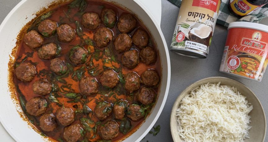 קציצות בשר תאילנדיות עם קרם קוקוס וקארי אדום