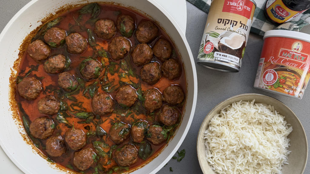 קציצות בשר תאילנדיות עם קרם קוקוס וקארי אדום