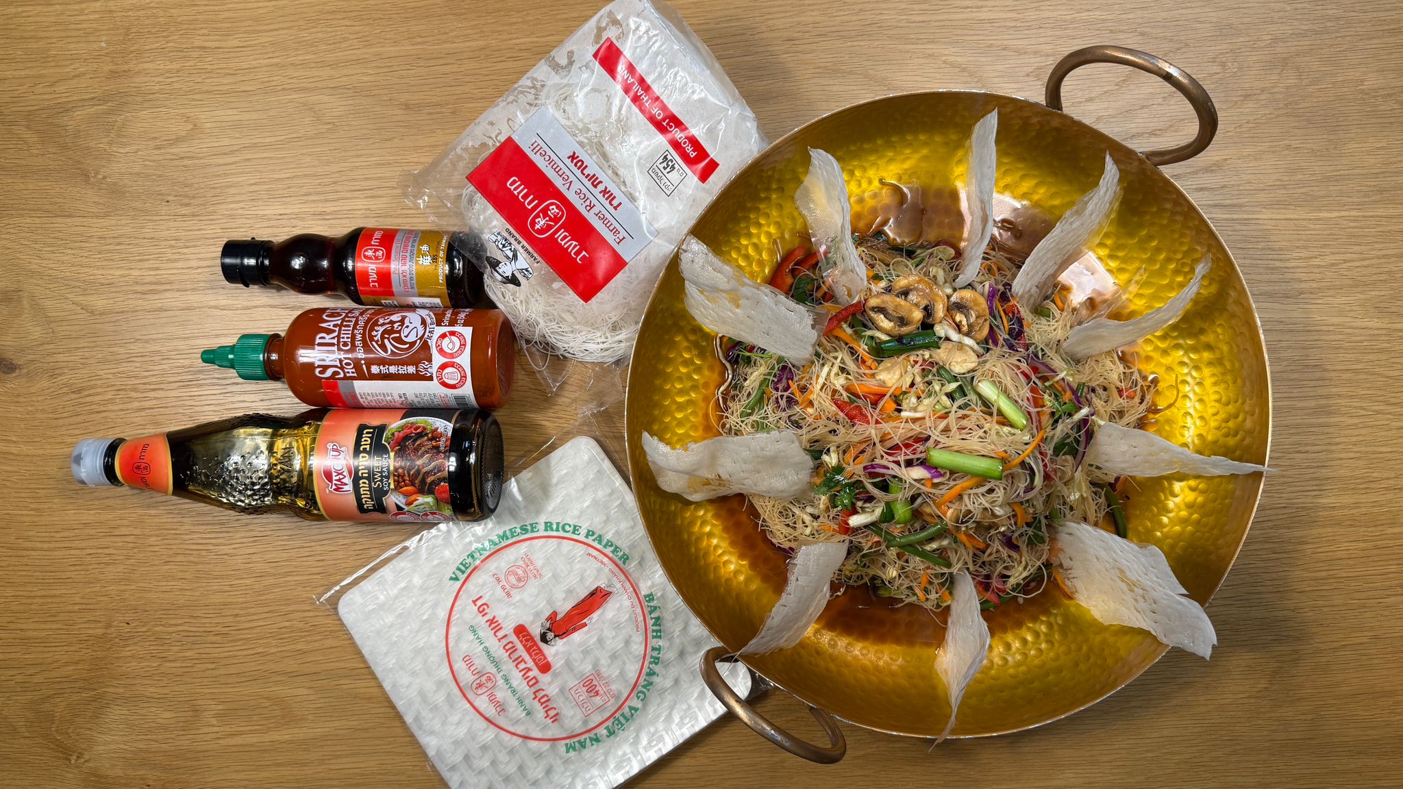 סלט אטריות אורז אסיאתי לכל המשפחה