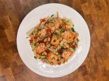 סלמון ושבבי אורז ברוטב חמאת בוטנים וקרם קוקוס