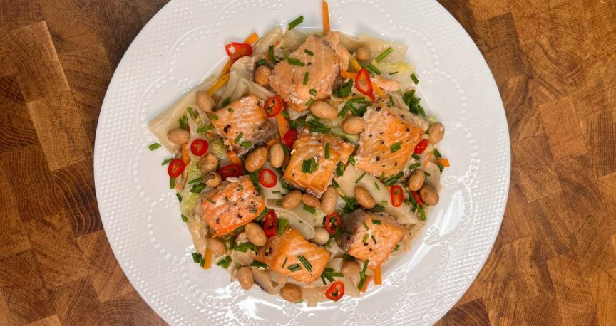 סלמון ושבבי אורז ברוטב חמאת בוטנים וקרם קוקוס