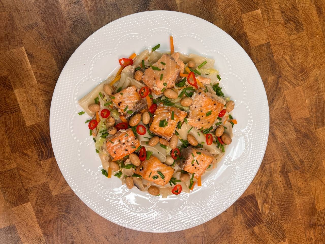 סלמון ושבבי אורז ברוטב חמאת בוטנים וקרם קוקוס